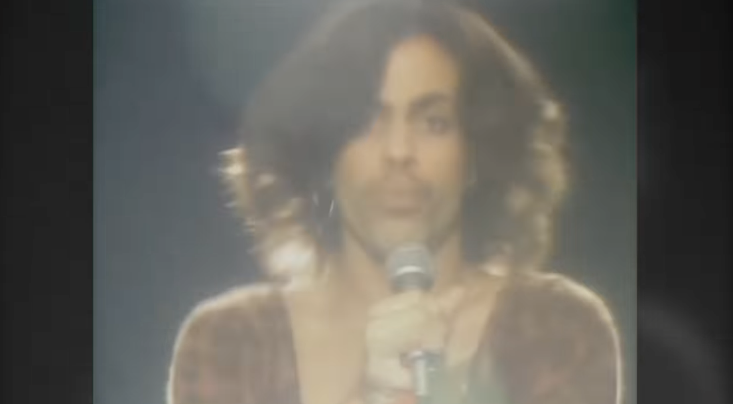 A 10 años, Prince vuelve con inédita: “With This Tear”