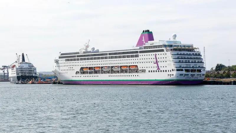 Más de 1,700 personas quedan confinadas en crucero en Francia tras brote de norovirus