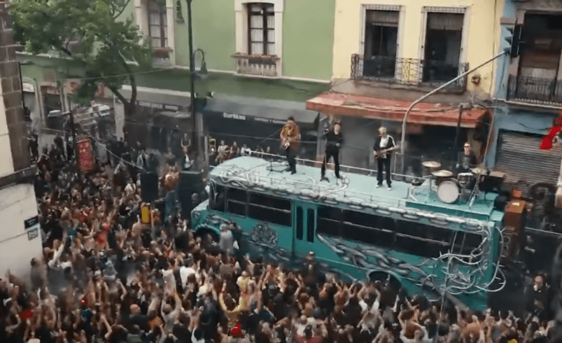 U2 convierte el Centro Histórico de CDMX en un escenario sorpresa para grabar su nuevo video