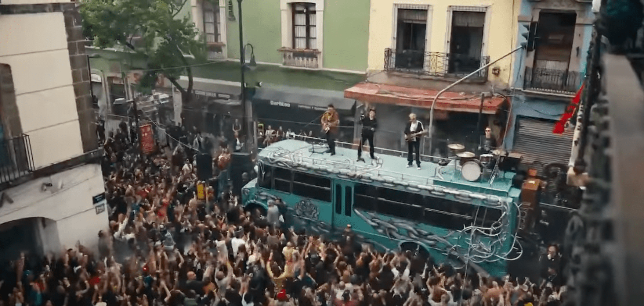 U2 convierte el Centro Histórico de CDMX en un escenario sorpresa para grabar su nuevo video