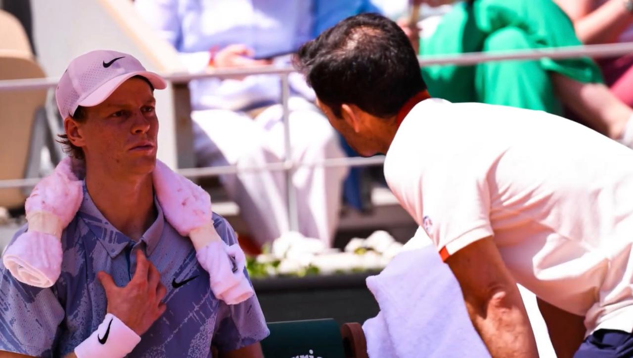 Jannik Sinner se desploma en Roland Garros: náuseas, calambres y una inesperada eliminación sacuden París