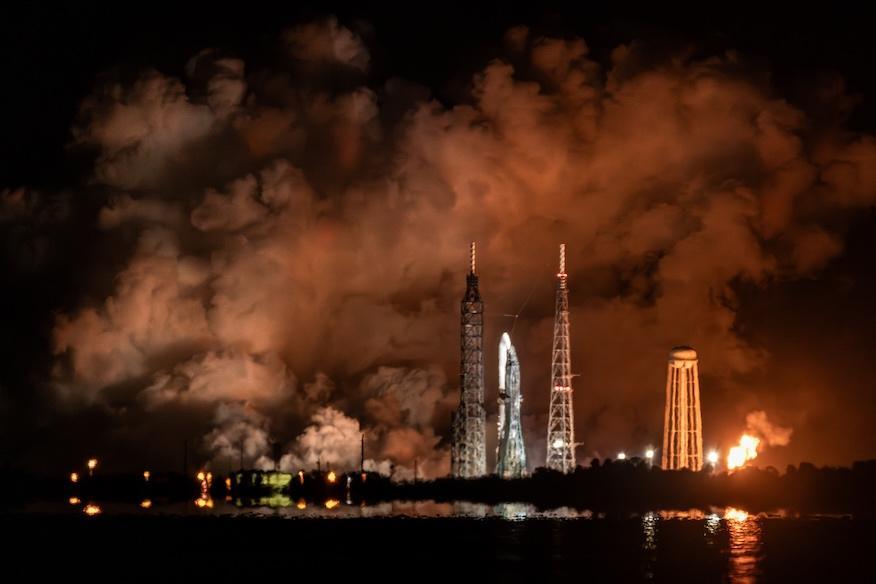 Explota cohete New Glenn de Blue Origin durante prueba en Florida; Estados Unidos emite alerta por restos peligrosos