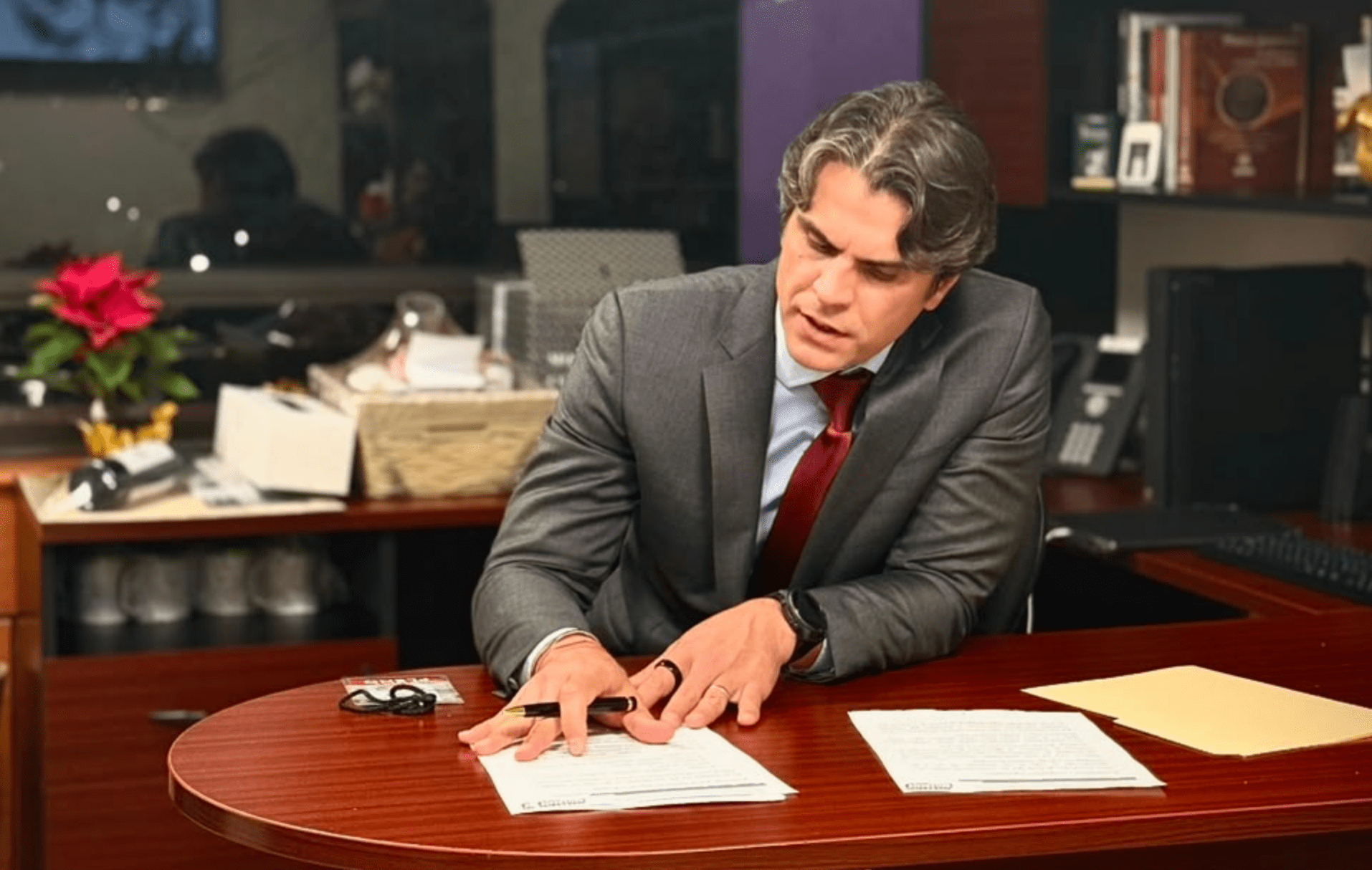 Juan Carlos Valladares propone hacer obligatoria la mediación antes de demandar; busca reducir juicios largos y costosos