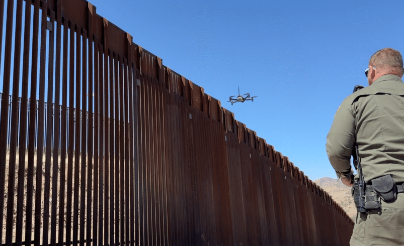 Estados Unidos restringe drones sin autorización en franja aérea junto a la frontera con México