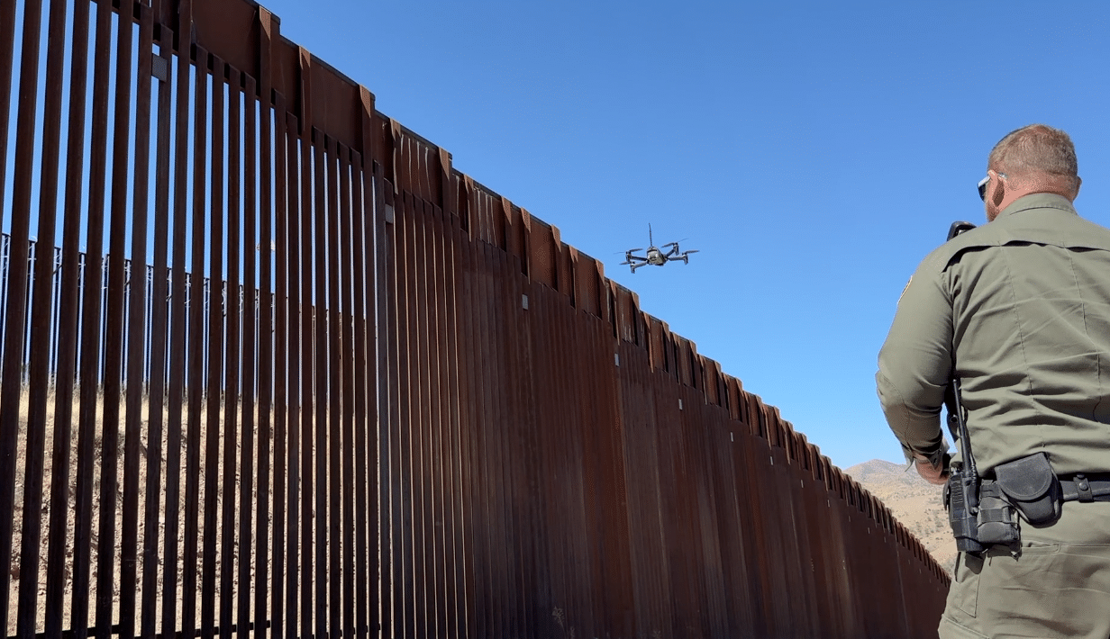 Estados Unidos restringe drones sin autorización en franja aérea junto a la frontera con México