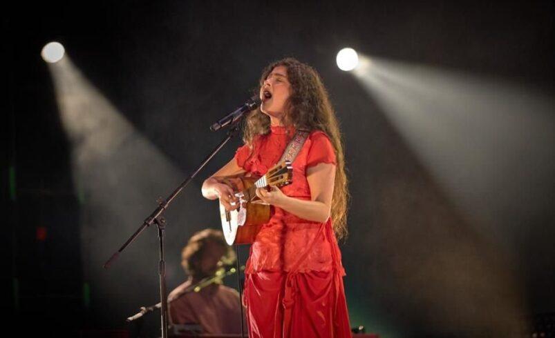 Silvana Estrada amplía Vendrán Suaves Lluvias con dos canciones y M. Ward