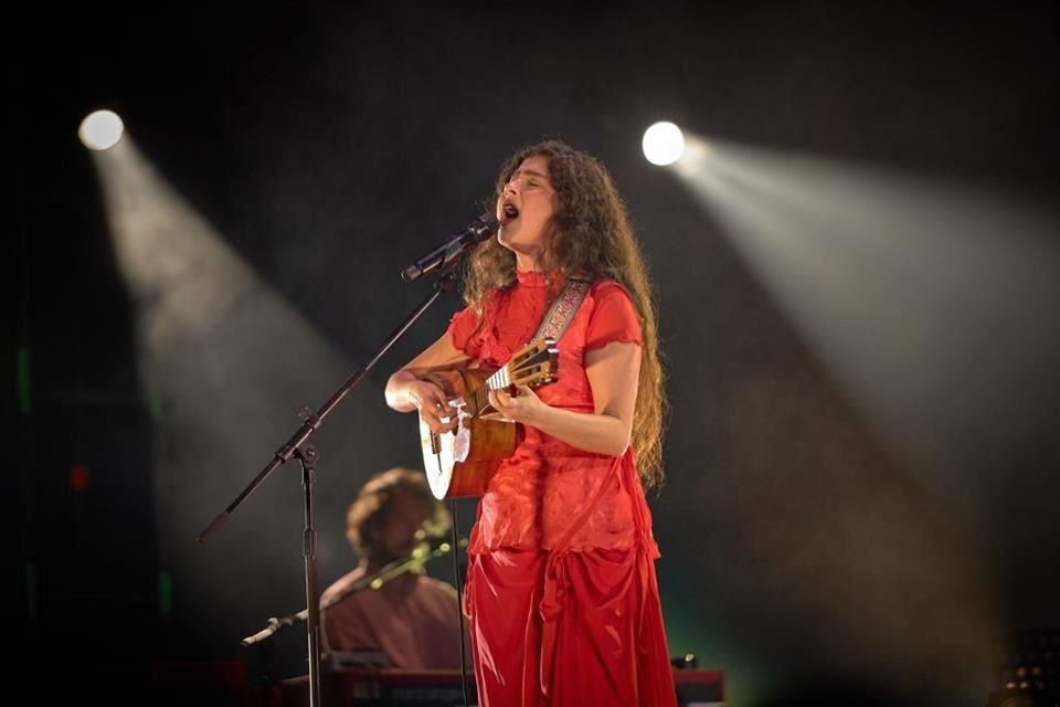 Silvana Estrada amplía Vendrán Suaves Lluvias con dos canciones y M. Ward
