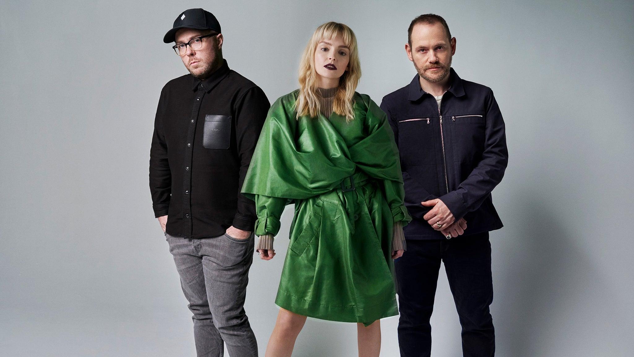 Lauren Mayberry, Iain Cook y Martin Doherty en una fotografía promocional de CHVRCHES.
